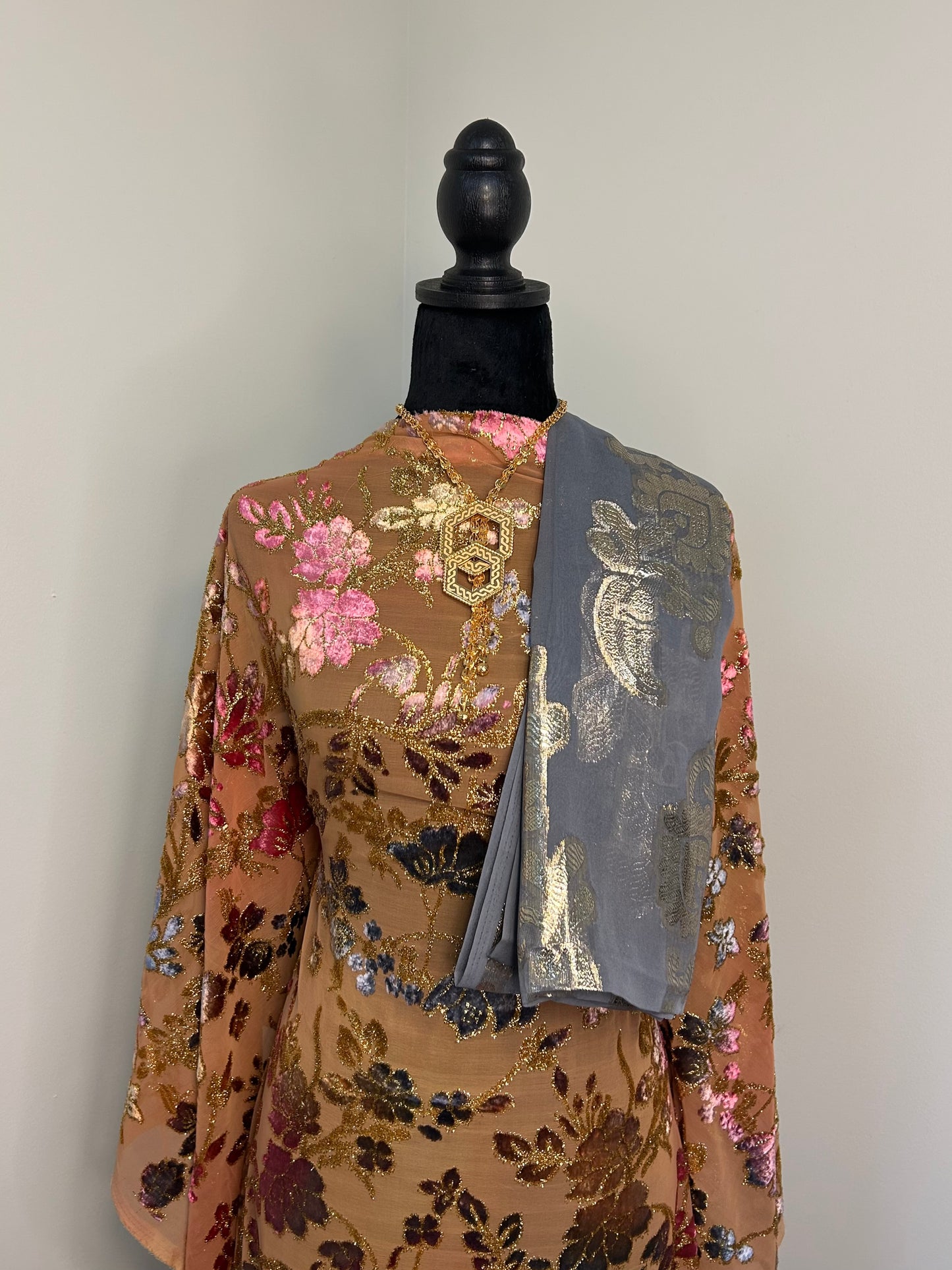 Gold And Metallic Gray Maqbal Dirac Set